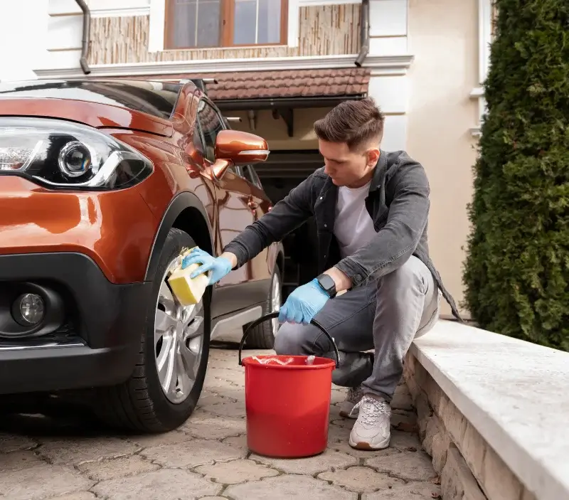 Lavage auto à domicile La Dominelais : professionnel intervenant sur un véhicule